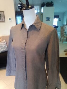 CHICO’S Women's Silk Button Down Front Tan Blouse. Size 0